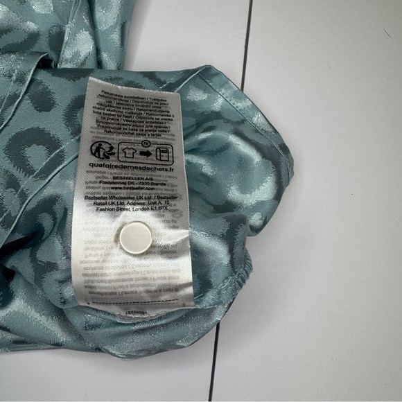 Something New Metallic Wrap Tie Top - Size XS silver/blue Shinny Stylish cropped - Picture 5 of 6